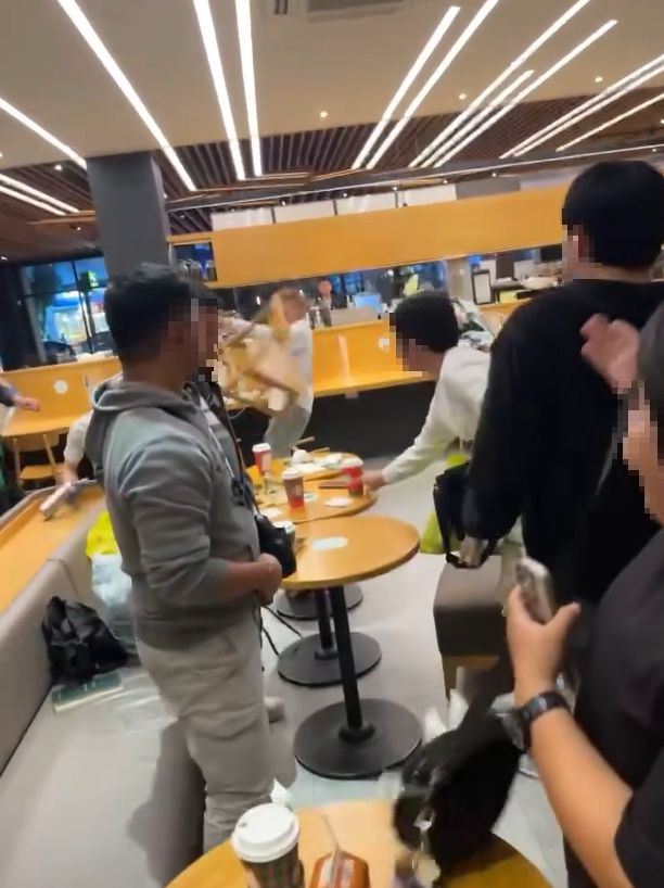 白衣金髮男子不滿咖啡店店員上前關心，竟揮拳毆打，甚至砸椅子攻擊。（圖／翻攝自Threads @j._.amieeee）