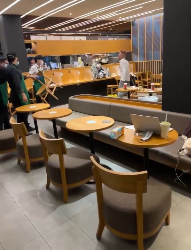 白衣男情緒失控毆打店員，店員也不甘示弱拿起椅子反擊、對峙。（圖／翻攝自Threads @j._.amieeee）
