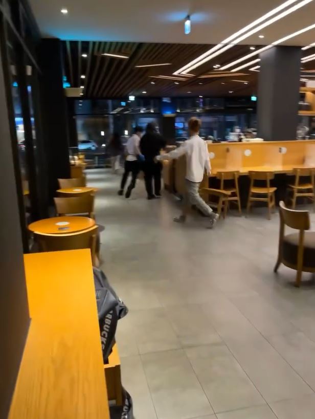 警方到場後，將毆傷店員的白衣男子制伏，查驗身分發現他是越籍逃逸移工。（圖／翻攝自Threads @j._.amieeee）