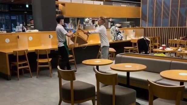 外籍男失控揮拳揍店員　互砸椅對峙超火爆