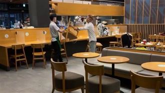 外籍男失控揮拳揍店員　互砸椅對峙超火爆