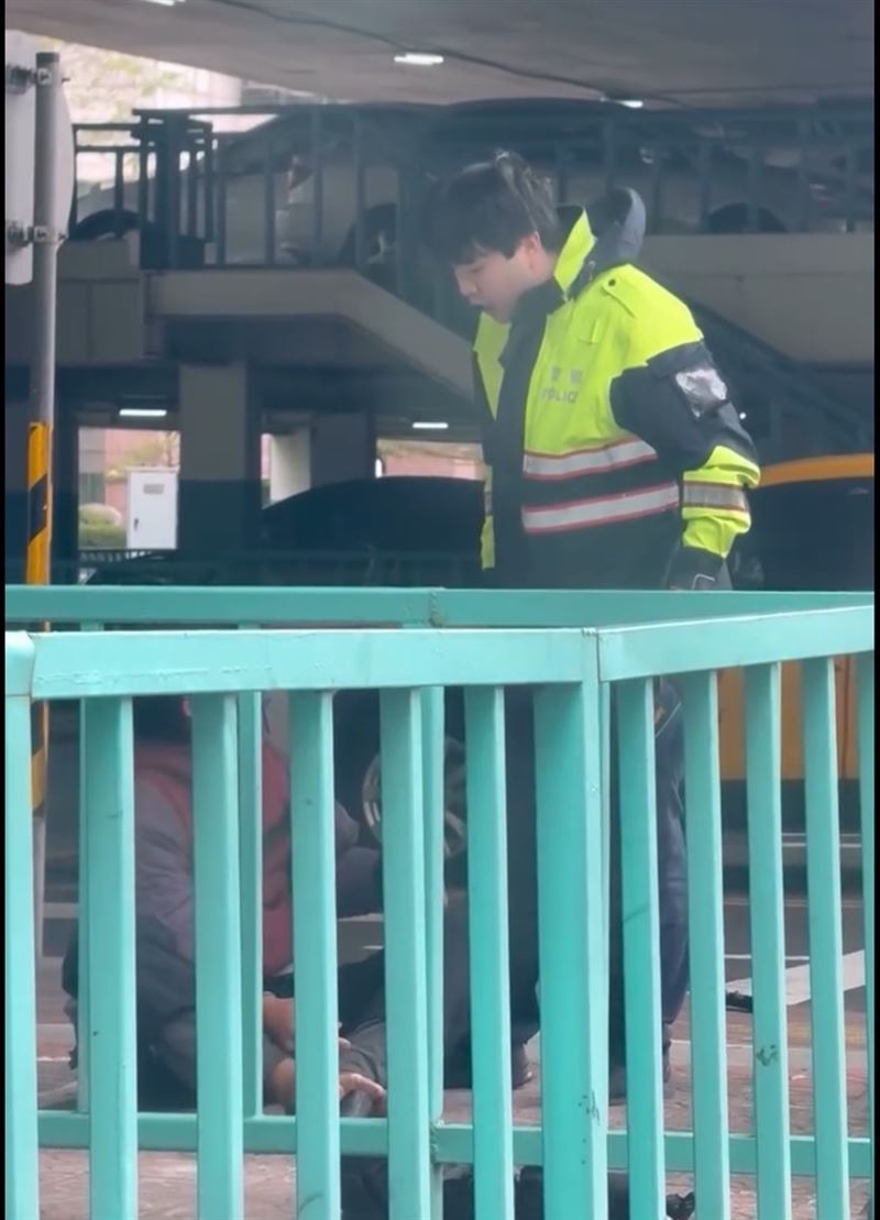 北市俞男不滿被勸導，對吳姓警員勒脖反遭壓制。（圖／翻攝自Threads @j22422565）