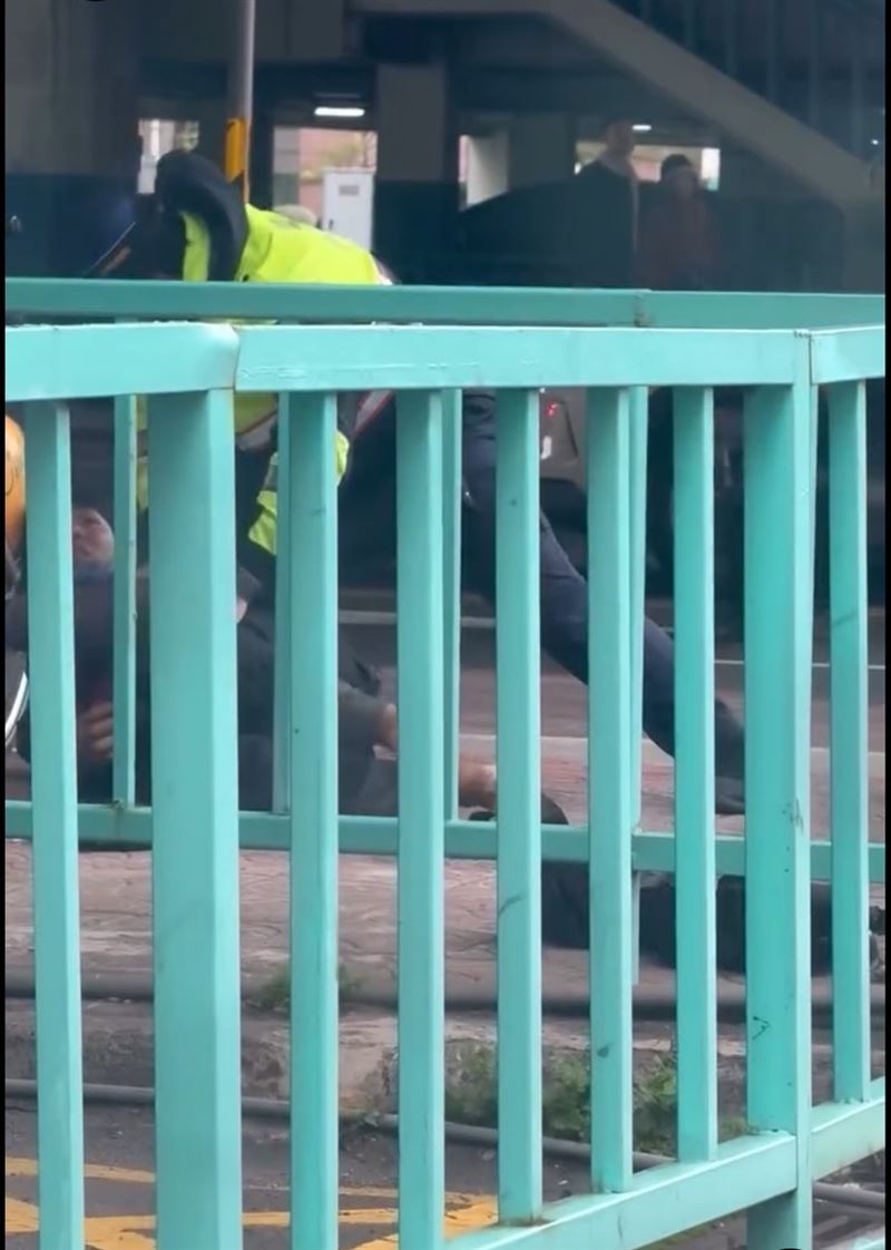 北市俞男不滿被勸導，對吳姓警員勒脖反遭壓制。（圖／翻攝自Threads @j22422565）