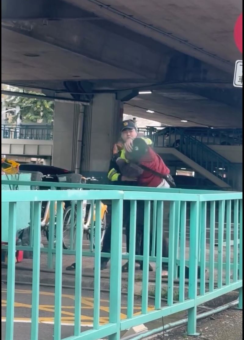 北市俞男不滿被勸導，對吳姓警員勒脖反遭壓制。（圖／翻攝自Threads @j22422565）