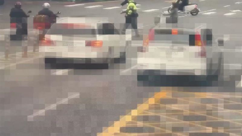 北市俞男不滿被勸導，對吳姓警員勒脖反遭壓制。（圖／翻攝畫面）