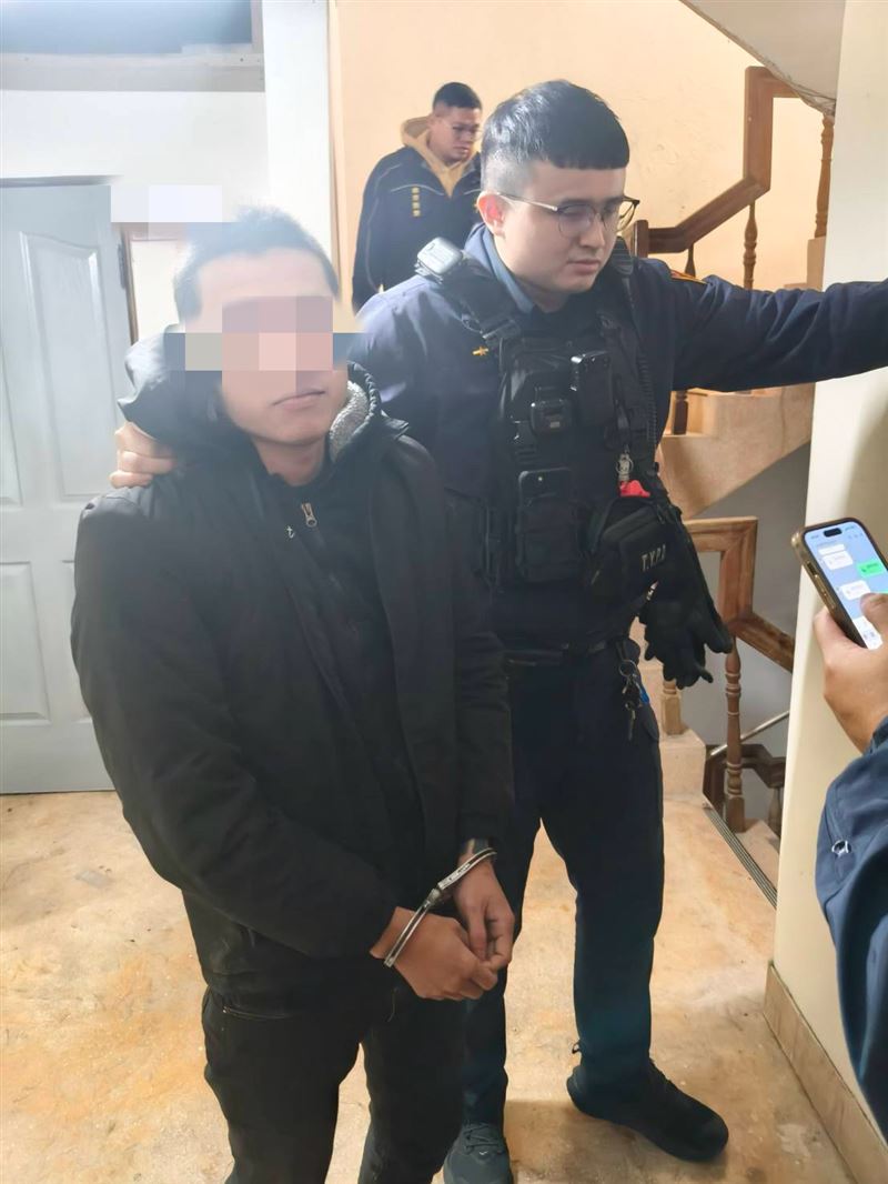 精神狀況不佳的褚男在租屋處被帶回。（圖／翻攝畫面）