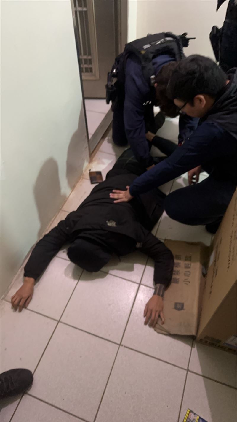 34歲褚姓男子，今（29日）持汽油彈朝派所旁空地丟擲。（圖／翻攝畫面）