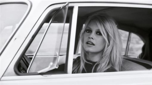 她定義一世代的性感！揭密「最色法國歌」