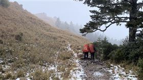 積雪,登山隊,雪山西稜,無心跳,消防,徒步,救援（圖／翻攝畫面）
