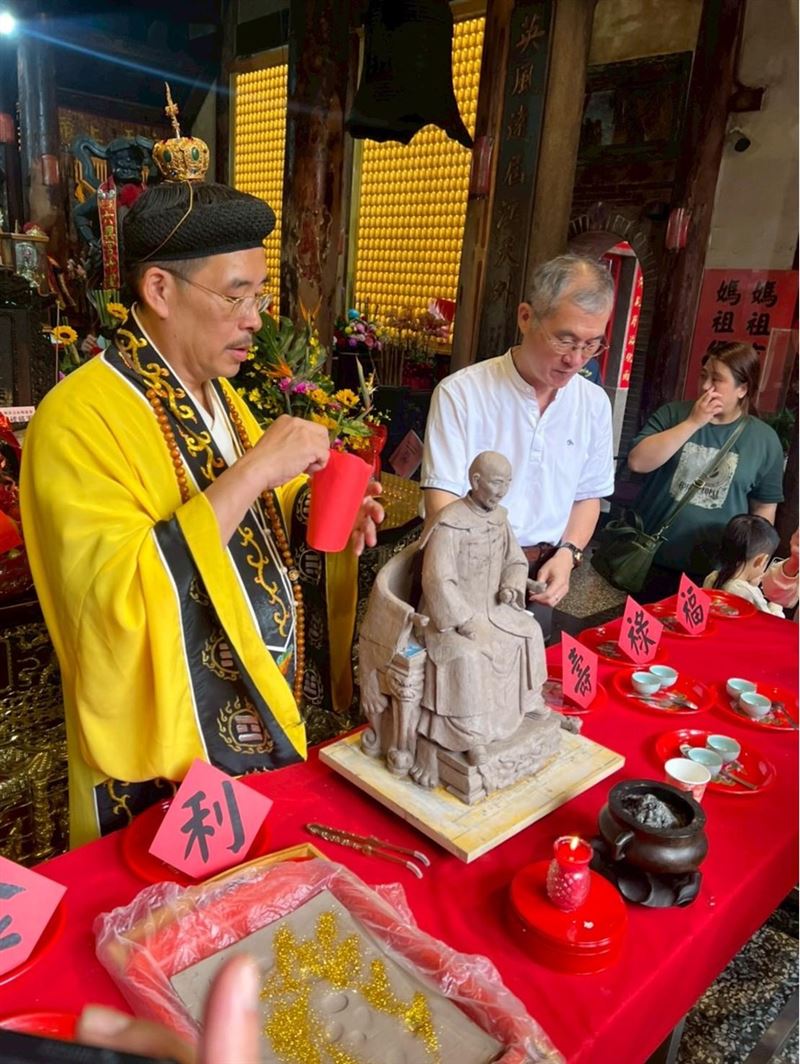 入神儀式（圖／翻攝自溪北六興宮粉絲專頁）