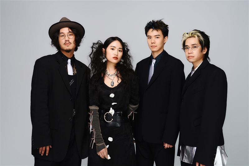 庸俗救星翻唱父母青春〈夢醒時分〉。（圖／滾石唱片提供）