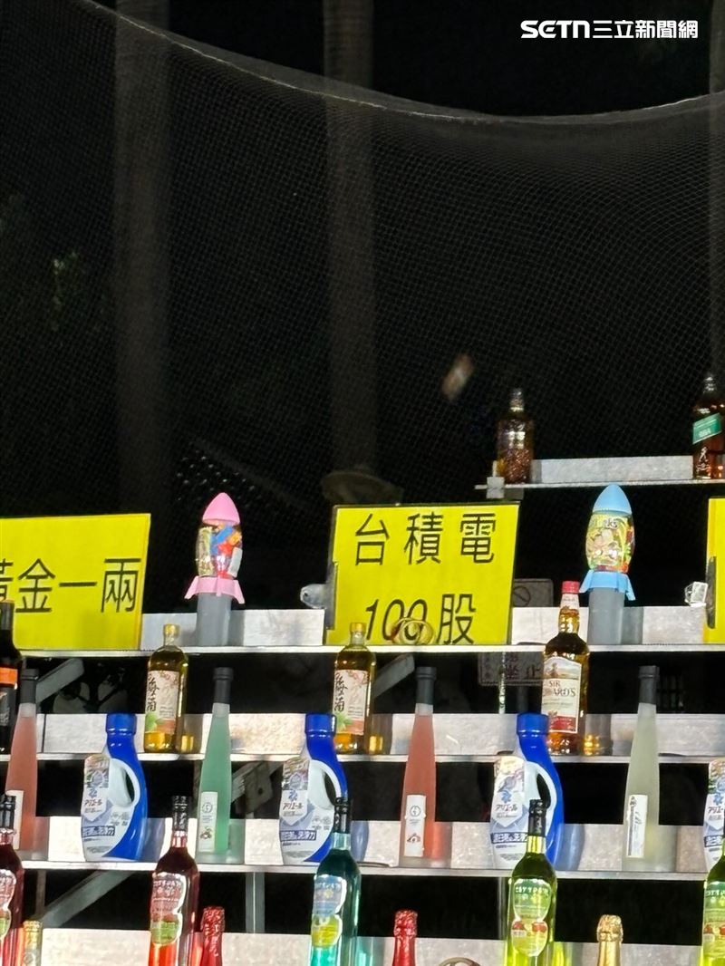 套圈圈攤位出現「台積電100股」等超狂獎品，讓網友直呼「第一次看到夜市套圈圈有台積電一百股，決定領錢出來把身家押在這了！」。（圖／讀者授權提供，未經同意請勿轉載）