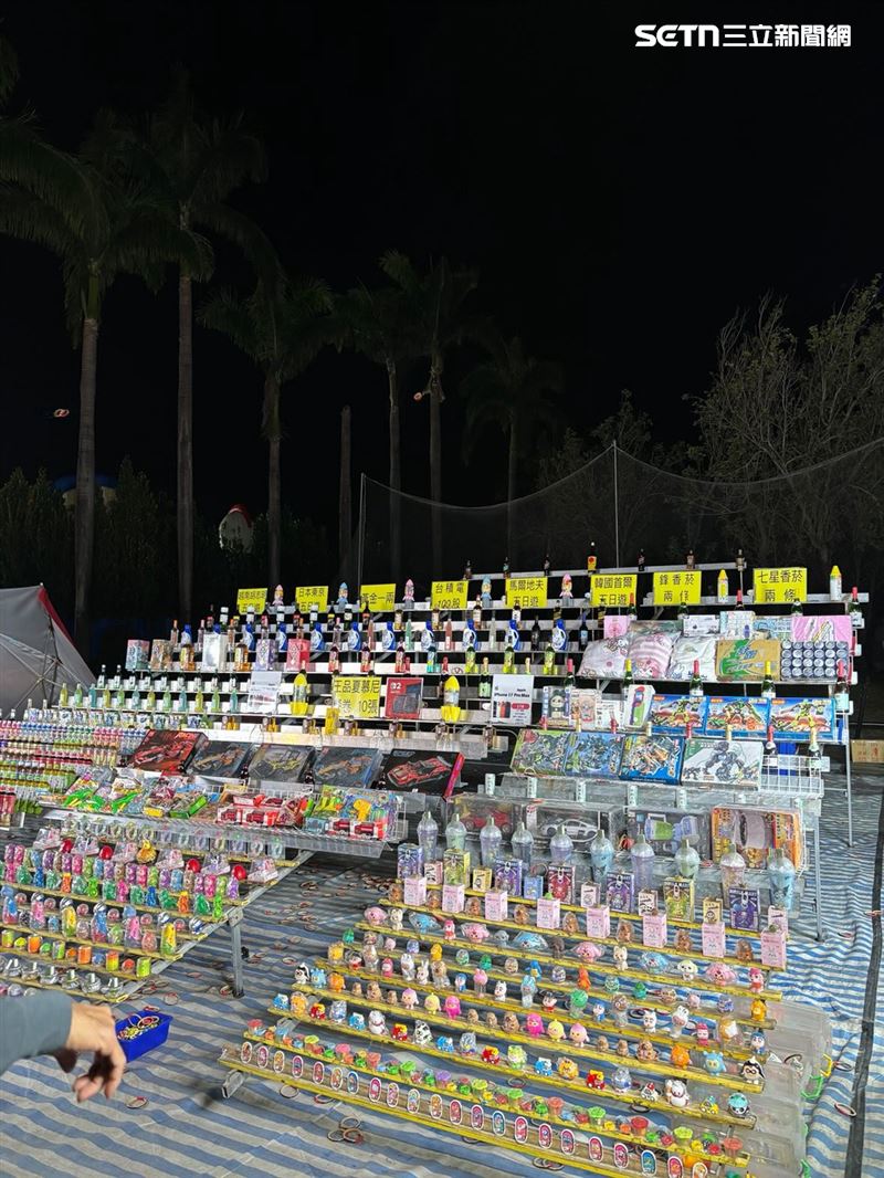 民眾昨（28）日晚間前往屏東「萬丹紅豆季」活動時看到這間套圈圈攤位，覺得相當新奇。（圖／讀者授權提供，未經同意請勿轉載）