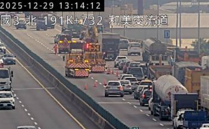 國道3號南下彰化和美路段，發生一輛轎車與大貨車碰撞車禍，轎車駕駛命危送醫。(圖／翻攝自高公局網站)