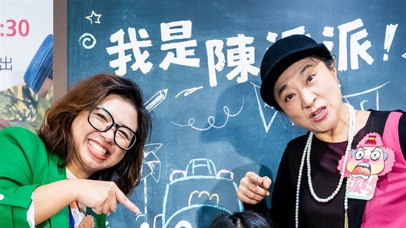 導演黃勻弦（左）、派派媽配音員楊麗音。（圖／公視提供）