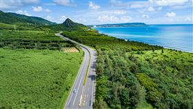 屏鵝公路景觀優化  獲國際大賞佳作公路局民國111年啟動「屏鵝公路141公里纜線地下化暨種樹百里2.0計畫」，打造出天際無限、綠意相隨的示範道路，也是通往恆春半島極具代表性的景觀公路，今年獲得「國際景觀建築師協會非洲、亞太暨中東區景觀大賞」佳作。（公路局提供）中央社記者汪淑芬傳真  113年11月16日