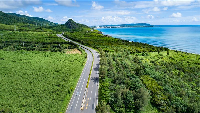 屏鵝公路從南州交流道下墾丁這段長達70公里，被在地居民及旅宿業者抱怨過多的測速照相桿及區間測速害慘國旅，但警方澄清只有4支，短期內不會再增加。（圖／翻攝畫面）