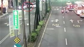林男趴在車輛引擎蓋上阻止車輛離開，結果被駕駛甩開。（圖／翻攝畫面）