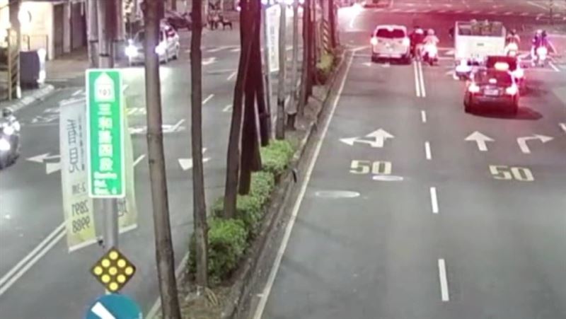 林姓男子與友人打開車門與乘客發生拉扯。（圖／翻攝畫面）