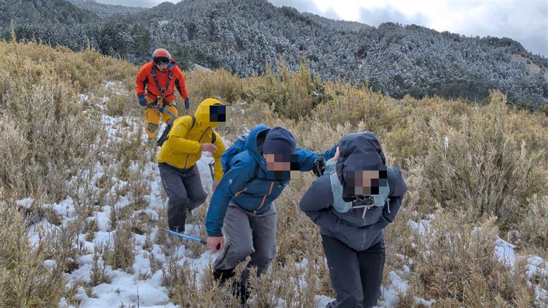 救援畫面曝！黑鷹救援4山友⋯死者留山上