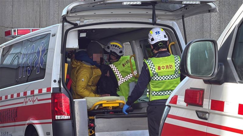 黑鷹直升機前往博可爾草原將4名山友救下山後送醫。（圖／翻攝畫面）