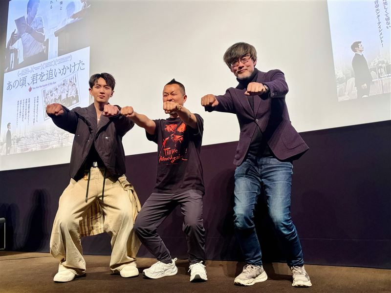 《功夫》導演九把刀、柯震東、《哥吉拉-1.0》導演山崎貴三人一起擺出《那些年，我們一起追的女孩》片中經典的罰半蹲動作。（圖／麻吉砥加 提供）