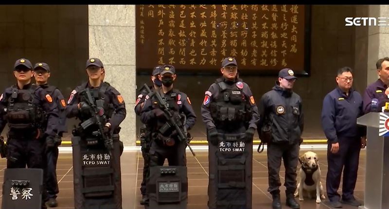 跨年當天，警力將配備必要裝備，以維護民眾安全。（圖／翻攝畫面）