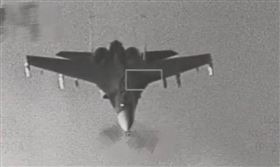 空軍F-16型機監控中共殲16型機（圖／國防部提供） 