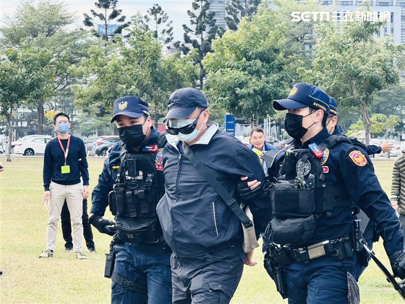 現場執勤員警迅速圈圍，特殊任務警力隨即介入，運用辣椒水、臂盾及電擊槍強勢制伏嫌犯。（圖／翻攝畫面）