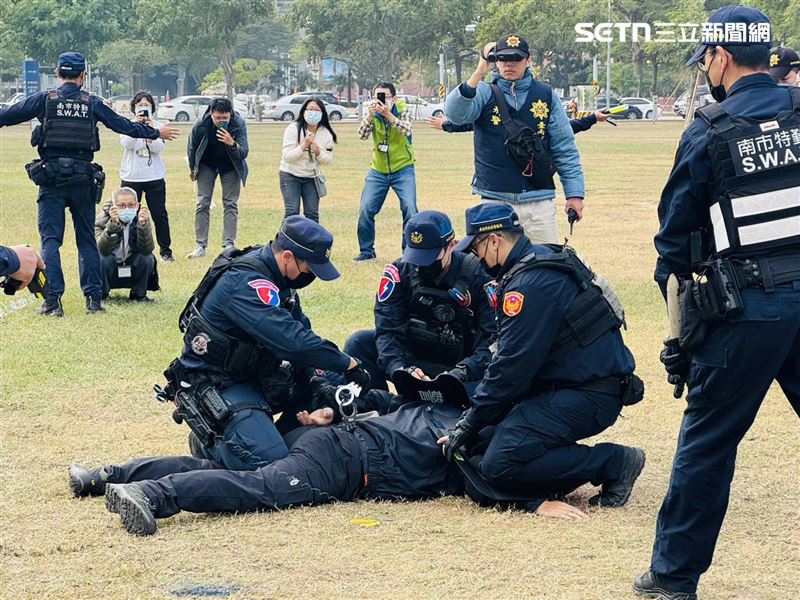 台南市警局29日進行維安演練，模擬跨年晚會有人丟擲煙霧彈。（圖／翻攝畫面）