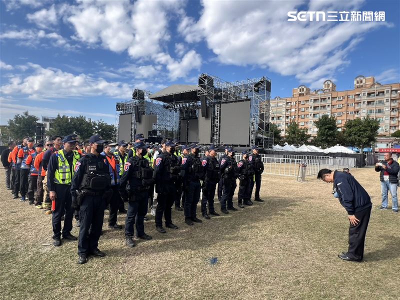 台南市警局29日舉行高規格反恐防暴演練，市長黃偉哲：「做足準備就不怕萬一」，並鞠躬向維安人員表達感謝。（圖／記者林昱孜攝影）