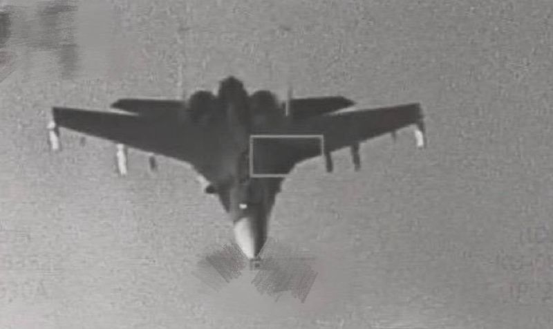 F-16V掛載狙擊手莢艙監控共機中共29日宣布對台軍演，國防部披露F-16V戰機透過「狙擊手先進標定莢艙」監控中共殲16戰機畫面。（圖／國防部提供）