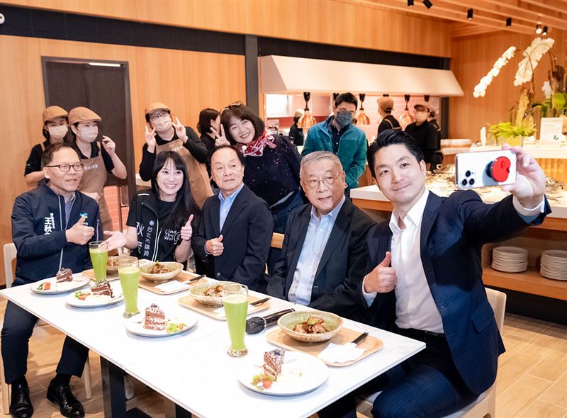台北市長蔣萬安與育成社福貴賓及憨寶貝俏皮自拍展現社會共融的溫馨時刻