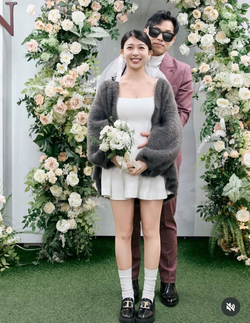 小粉紅才宣布懷孕，又證實跟男友登記結婚。（圖／翻攝自小粉紅IG）
