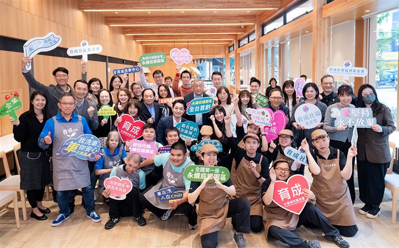 台北市長蔣萬安與「育成社福 永續庇護園區」贊助企業貴賓代表及現場所有人員合影留念