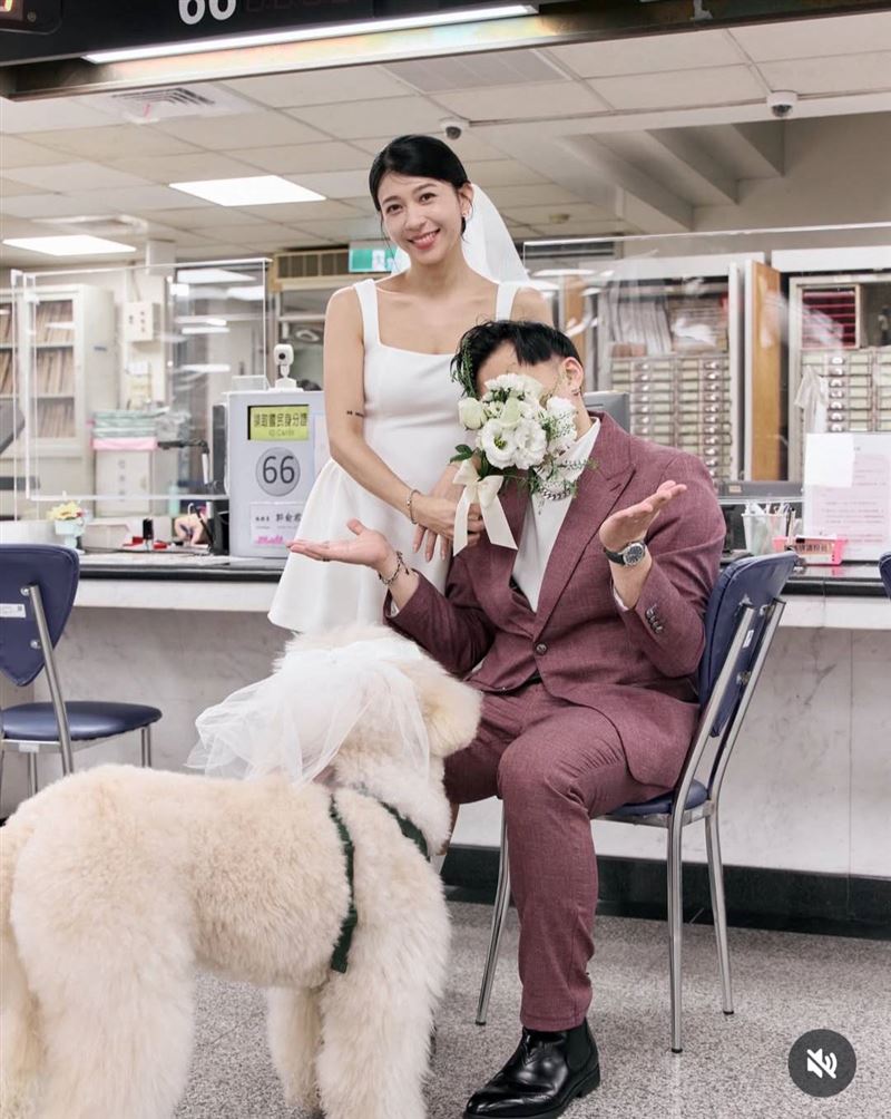 小粉紅利用捧花巧妙遮住老公臉龐。（圖／翻攝自小粉紅IG）