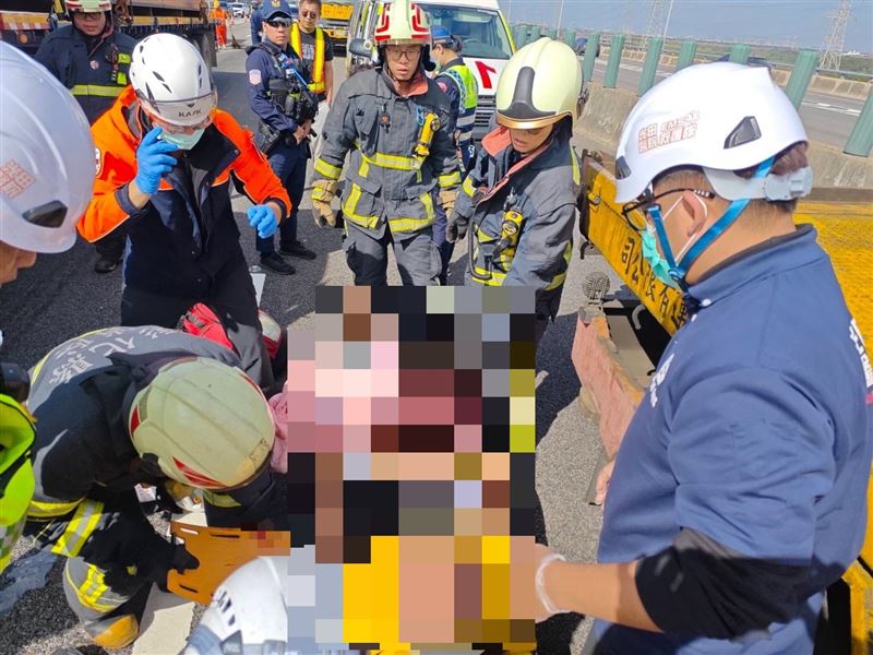 國道3南下彰化和美路段，一名轎車遭聯結車追撞，駕駛受困車內，經送醫仍因傷重宣告不治。(圖／翻攝畫面)