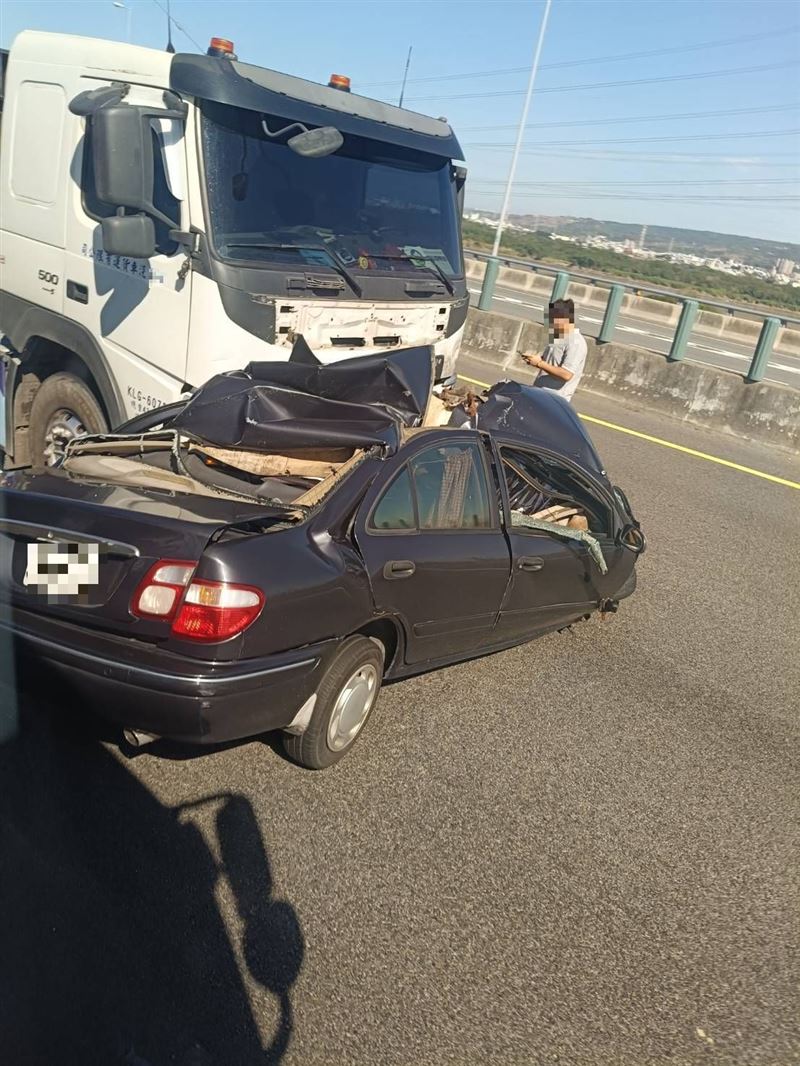 撞擊力道之大，轎車的車頂被擠壓成波浪狀，車體受損嚴重。(圖／翻攝畫面)