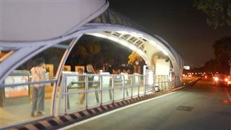 公車站成砲房！台中女「臉埋男褲襠」晃動