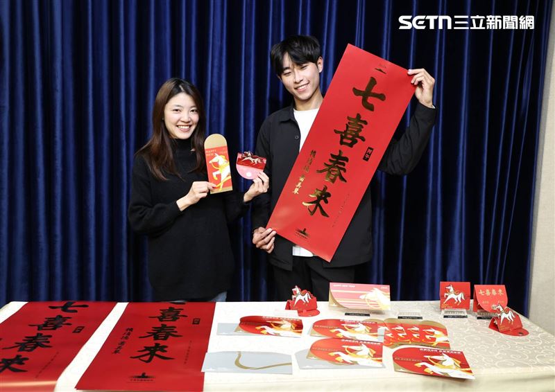 總統府今（29）日公布115年總統、副總統賀年卡、春聯、紅包袋、福袋。（圖／記者盧素梅攝影）