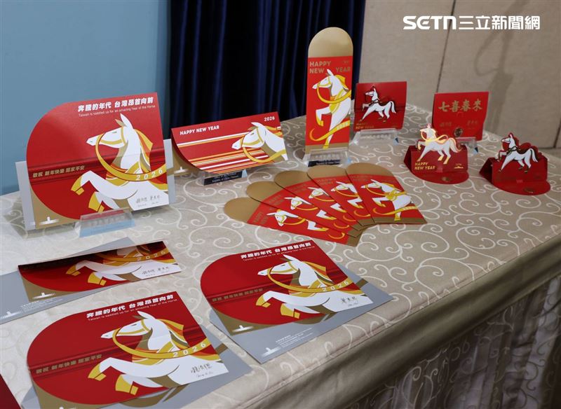 總統府今（29）日公布115年總統、副總統賀年卡、春聯、紅包袋、福袋。（圖／記者盧素梅攝影）
