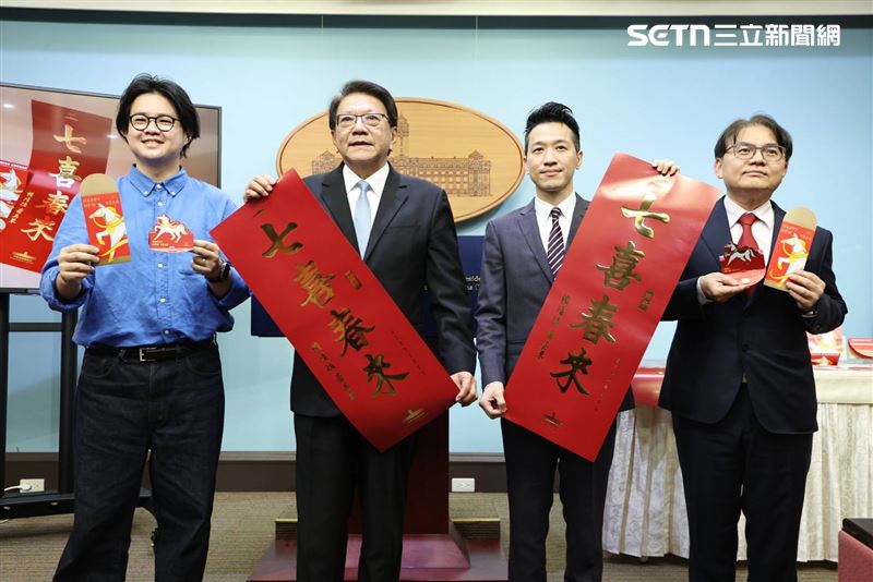 總統府今（29）日公布115年總統、副總統賀年卡、春聯、紅包袋、福袋。（圖／記者盧素梅攝影）