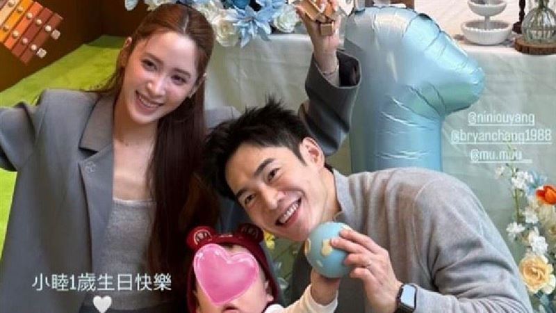 歐陽妮妮回台抓周　歐陽龍P圖比對孫子