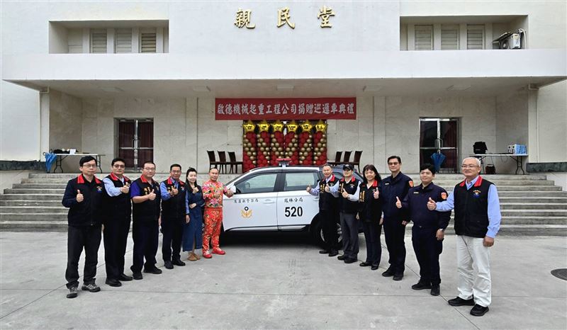 吊車大王胡漢龑捐贈鳳林分局光復分駐所一台四輪傳動車。（圖／胡漢龑提供）