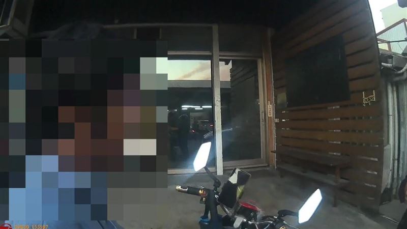 潘男因酒駕判刑未到案遭通緝，他苦求警方讓他回去幫癱瘓妻換藥。（圖／翻攝畫面）