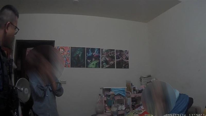 潘男因酒駕判刑未到案遭通緝，警方戒護他返回租屋處，幫癱瘓妻子換藥。（圖／翻攝畫面）