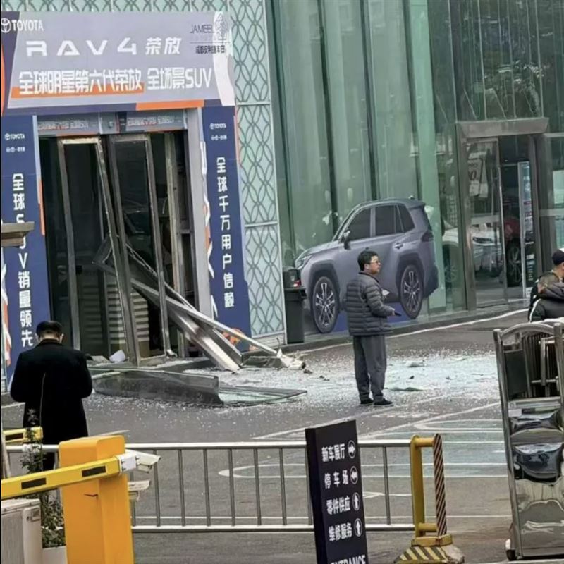 成都一名54歲男帶著大批炸藥在店門口引燃。（圖／翻攝自微博）