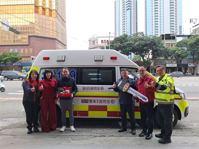 愛爾麗醫療集團總裁常如山、董事長劉貞華今日共同捐贈高規格救護車予台中市消防局，由消防局局長孫福佑代表受贈，攜手強化第一線救護能量。（愛爾麗醫療集團提供）（圖/愛爾麗醫療集團提供）