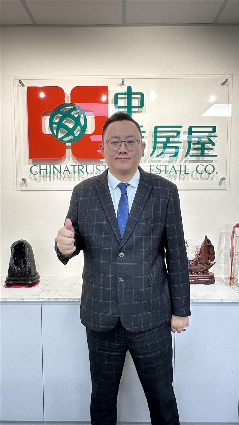 江明修投身房仲業 21 年，秉持「成交才是服務開始」的理念，帶領團隊在樹林深耕。（圖／中信房屋樹林家樂福加盟店提供）