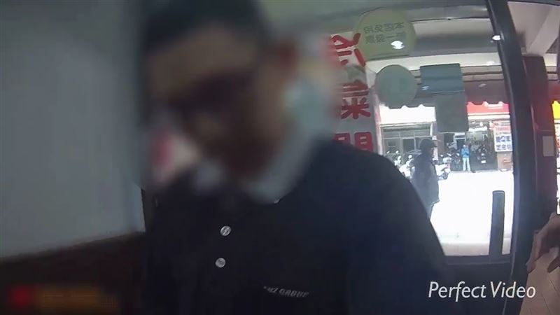 薛男被警方依傷害現行犯逮捕。（圖／翻攝畫面）